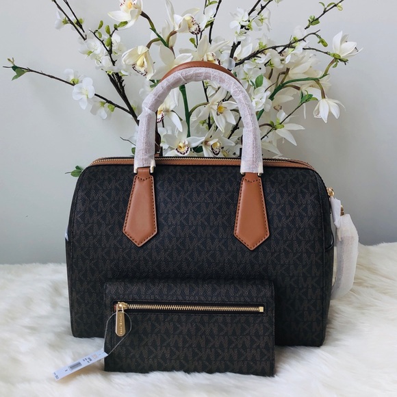🌹Michael Kors Hayes Duffle brown signature Set🌹 - Picture 3 of 7